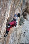 Cathrin in a skin eating 7a+ at Desplomilandia